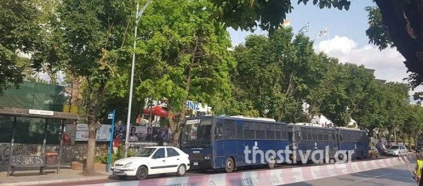 Κλείνουν δρόμοι στο κέντρο της Θεσσαλονίκης - Κάγκελα και κλούβες γύρω από τη ΔΕΘ